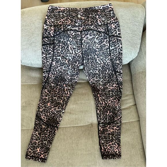 Pink leopard print ankle length pocketed leggings medium - Picture 3 of 3